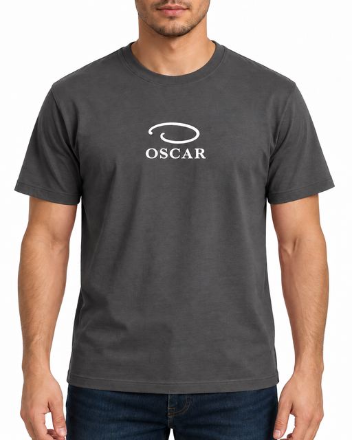 T-shirt Oscar de la Renta oscura para caballero con el logo OSCAR en blanco al frente