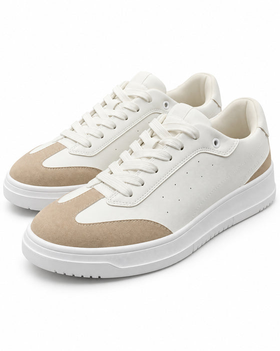 Par de zapatillas Perry Ellis blancas para caballero con detalles de gamuza beige y suela blanca