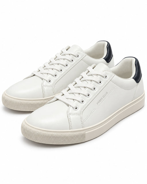 Par de zapatillas Perry Ellis blancas de cuero para caballero, con talón azul marino y suela crema
