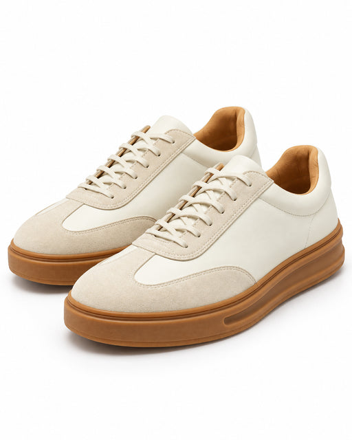 Par de zapatillas Perry Ellis blancas y beige para caballero, con detalles de gamuza y suela color caramelo