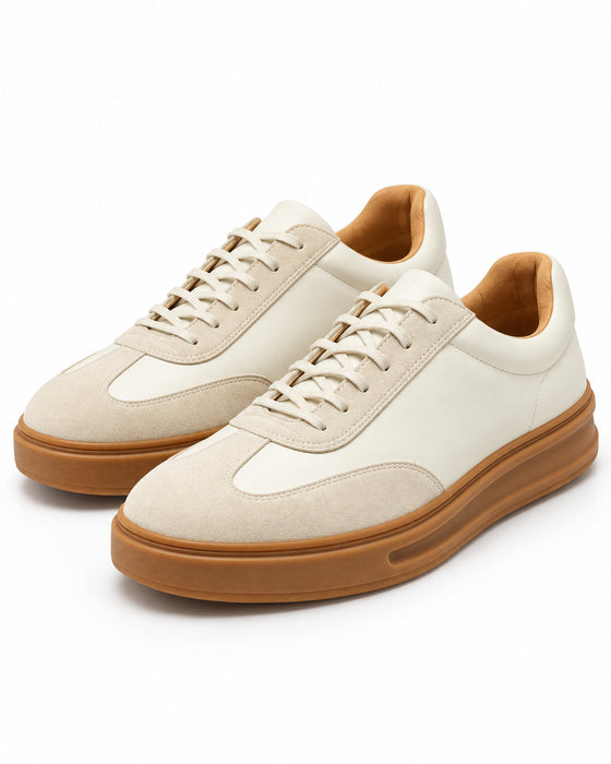 Par de zapatillas Perry Ellis blancas y beige para caballero, con detalles de gamuza y suela color caramelo