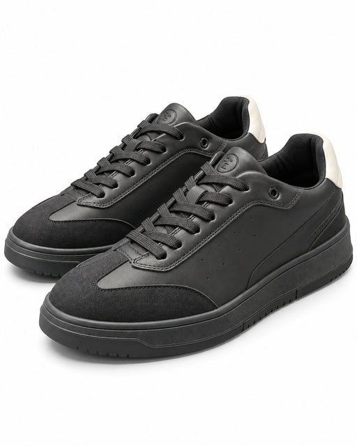 Par de zapatillas Perry Ellis negras para caballero con paneles de gamuza, talón crema y suela negra