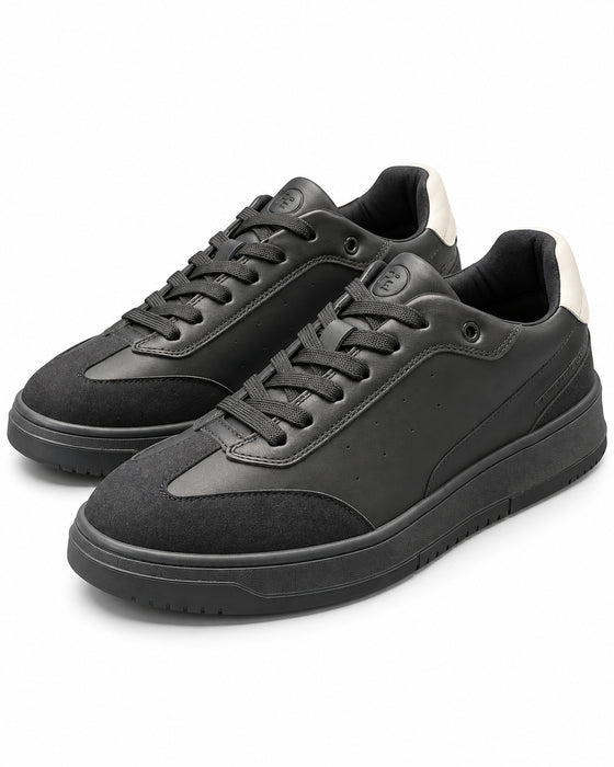 Par de zapatillas Perry Ellis negras para caballero con paneles de gamuza, talón crema y suela negra