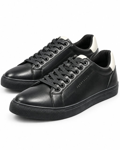 Par de zapatillas Perry Ellis negras de cuero liso para caballero, con talón blanco y suela negra