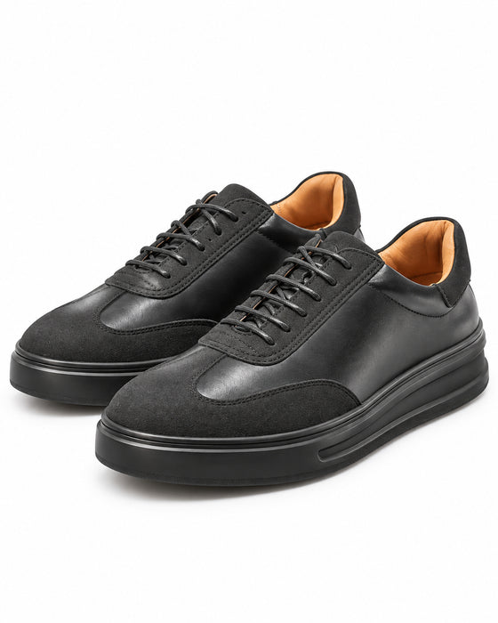 Par de zapatillas Perry Ellis negras para caballero con interior café y suela de plataforma negra