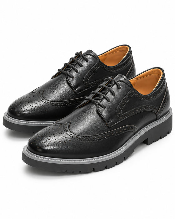 Par de zapatos Perry Ellis negros estilo brogue para caballero, con picado decorativo, forro café y suela gruesa gris